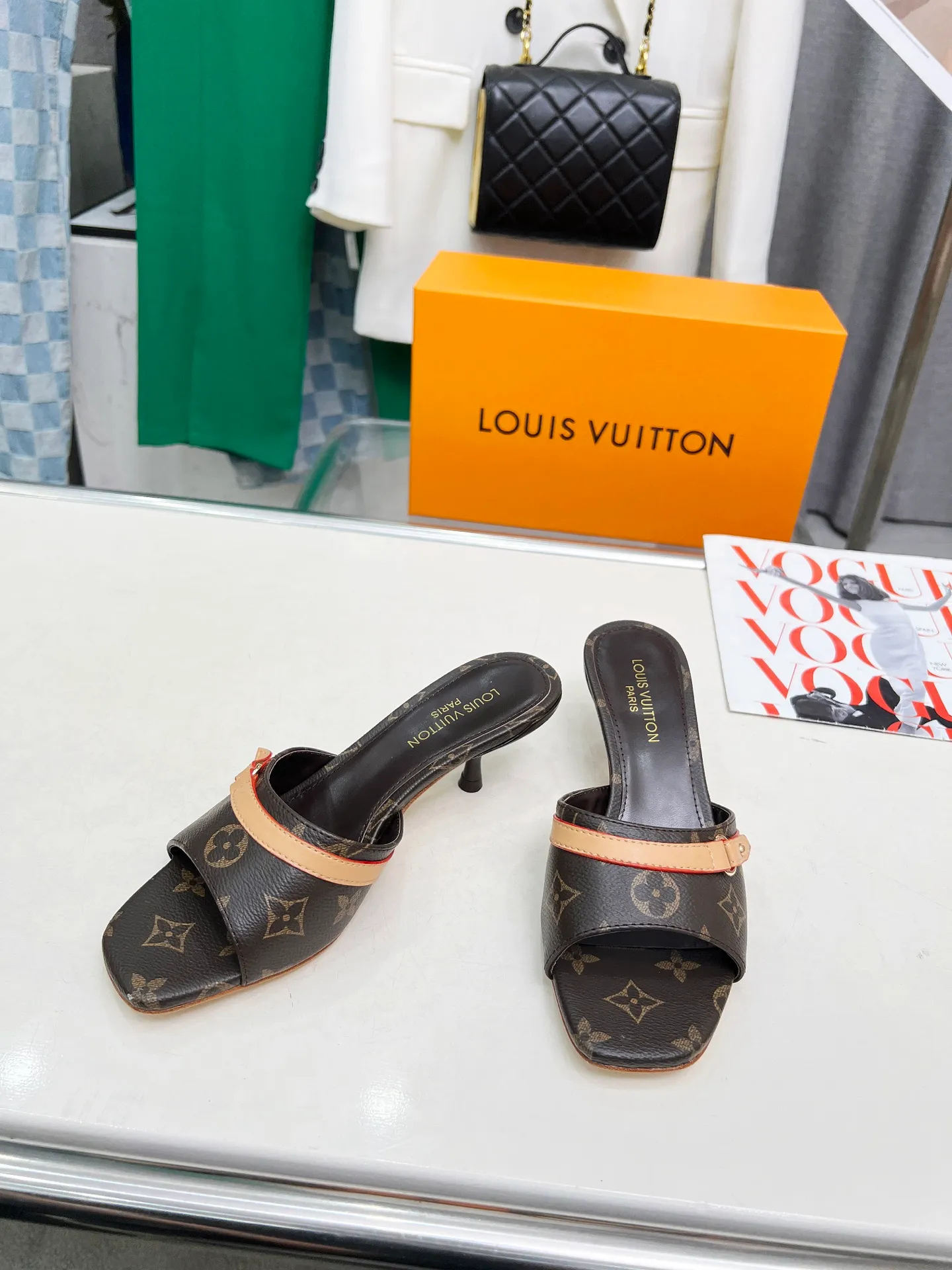 👟👟Ex-factory price 440👟👟 LV new denim kitten heel slippers 2025 summer must-have for goddesses, original replica, super comfortable on the feet. Show off the queen's temperament, the heel height is 5.5CM, which shows your temperament without being tiring. Standard code: 35-42 (41 and 42 codes are customized, non-returnable and non-exchangeable)